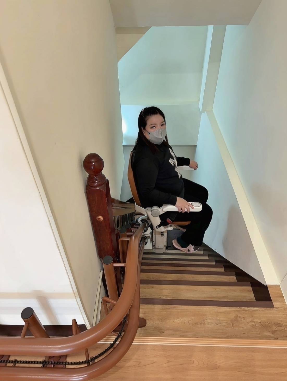 樓梯升降椅設備推薦｜羅布森樓梯升降椅｜樓梯升降椅第一品牌，MIT精品上下樓好幫手，台製升降椅安心有保障，全台各地免費預約評估，提供短期使用租賃方案之羅布森彎軌型樓梯升降椅體驗分享！