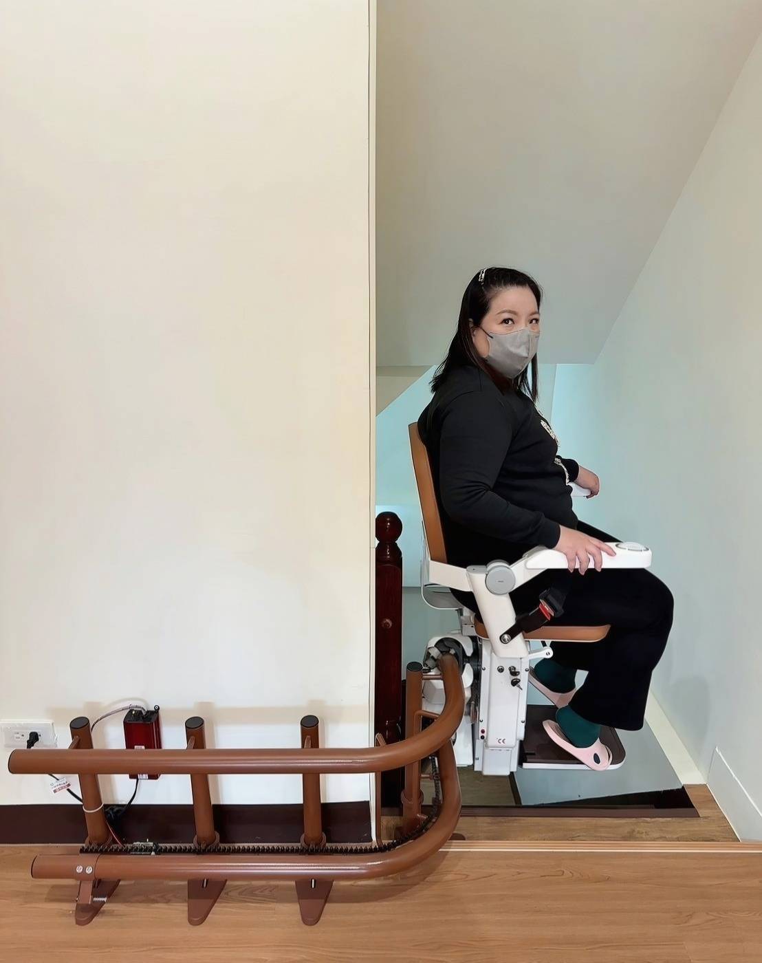 樓梯升降椅設備推薦｜羅布森樓梯升降椅｜樓梯升降椅第一品牌，MIT精品上下樓好幫手，台製升降椅安心有保障，全台各地免費預約評估，提供短期使用租賃方案之羅布森彎軌型樓梯升降椅體驗分享！