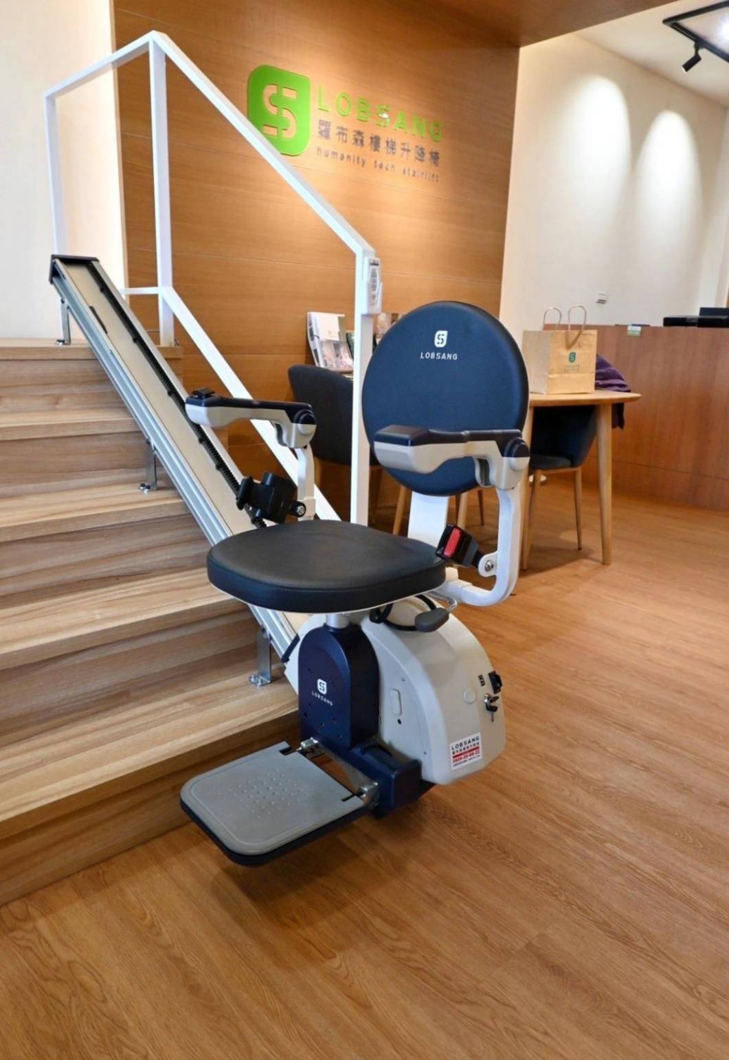 樓梯升降椅設備推薦｜羅布森樓梯升降椅｜樓梯升降椅第一品牌，MIT精品上下樓好幫手，台製升降椅安心有保障，全台各地免費預約評估，提供短期使用租賃方案之羅布森彎軌型樓梯升降椅體驗分享！