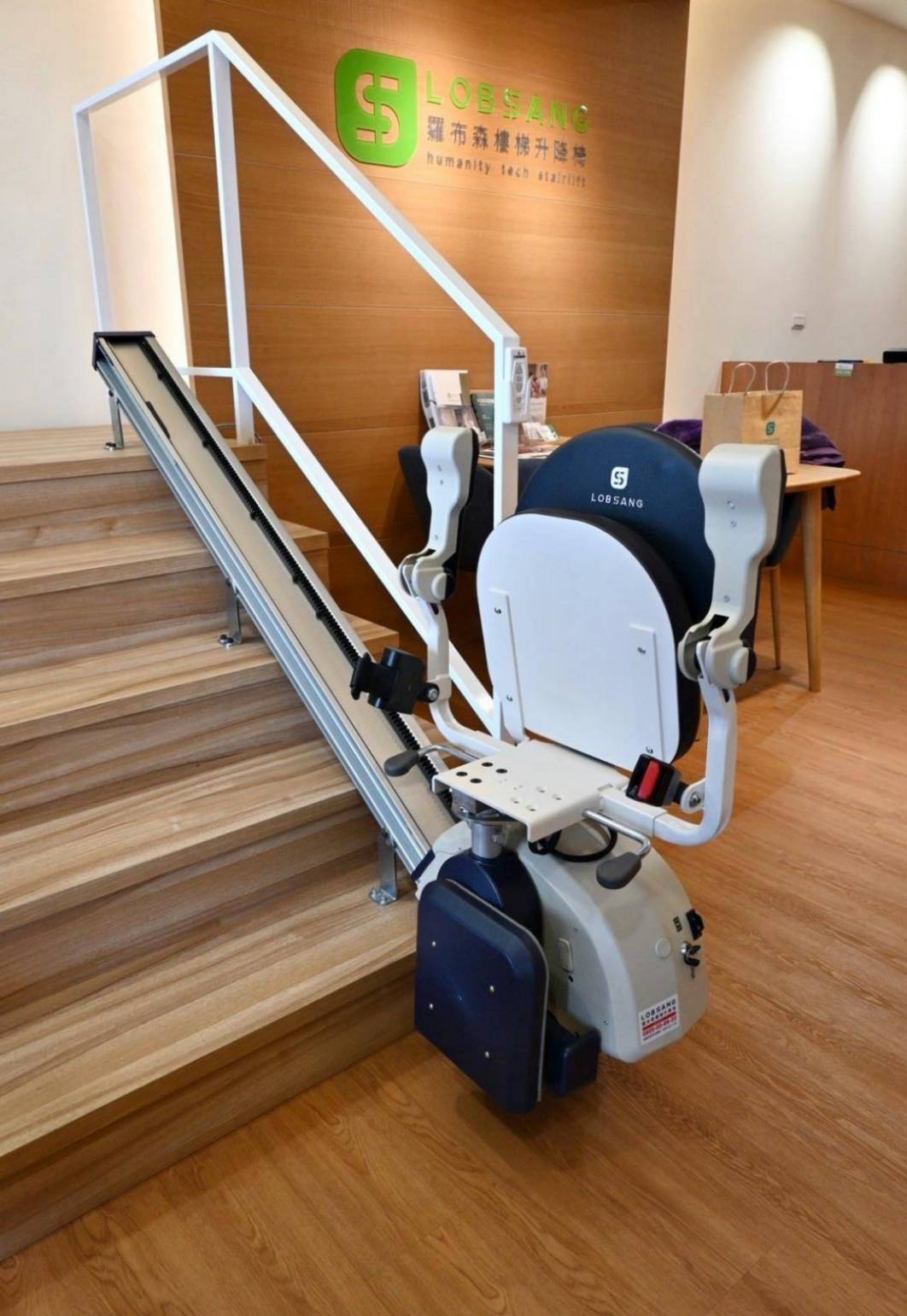樓梯升降椅設備推薦｜羅布森樓梯升降椅｜樓梯升降椅第一品牌，MIT精品上下樓好幫手，台製升降椅安心有保障，全台各地免費預約評估，提供短期使用租賃方案之羅布森彎軌型樓梯升降椅體驗分享！