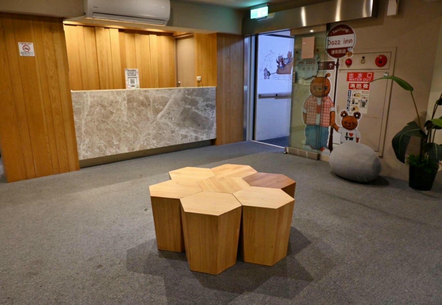 台中西屯區住宿推薦｜達斯旅店Dazz inn｜二訪入住四人房，提供住宿客免費停車場，獨樹一幟童繪主題多種客房，逢甲夜市商圈近在咫尺，吃喝玩樂生活機能方便之達斯旅店入住心得分享！