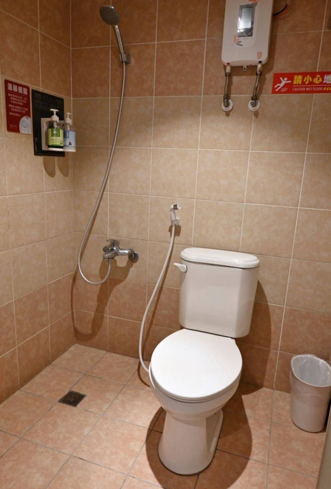 台中西屯區住宿推薦｜達斯旅店Dazz inn｜二訪入住四人房，提供住宿客免費停車場，獨樹一幟童繪主題多種客房，逢甲夜市商圈近在咫尺，吃喝玩樂生活機能方便之達斯旅店入住心得分享！