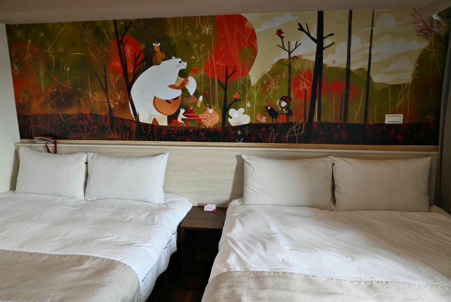 台中西屯區住宿推薦｜達斯旅店Dazz inn｜二訪入住四人房，提供住宿客免費停車場，獨樹一幟童繪主題多種客房，逢甲夜市商圈近在咫尺，吃喝玩樂生活機能方便之達斯旅店入住心得分享！