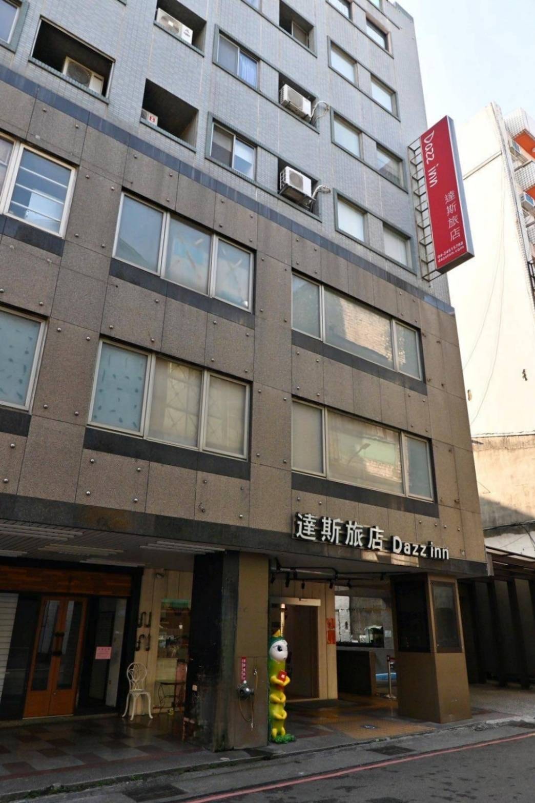 台中西屯區住宿推薦｜達斯旅店Dazz inn｜二訪入住四人房，提供住宿客免費停車場，獨樹一幟童繪主題多種客房，逢甲夜市商圈近在咫尺，吃喝玩樂生活機能方便之達斯旅店入住心得分享！