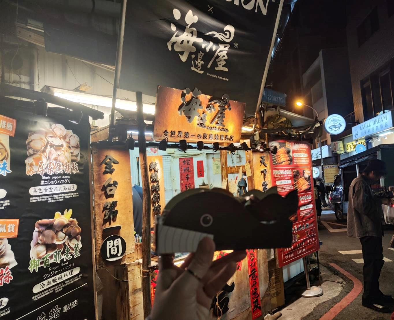 台中西屯區住宿推薦｜達斯旅店Dazz inn｜二訪入住四人房，提供住宿客免費停車場，獨樹一幟童繪主題多種客房，逢甲夜市商圈近在咫尺，吃喝玩樂生活機能方便之達斯旅店入住心得分享！