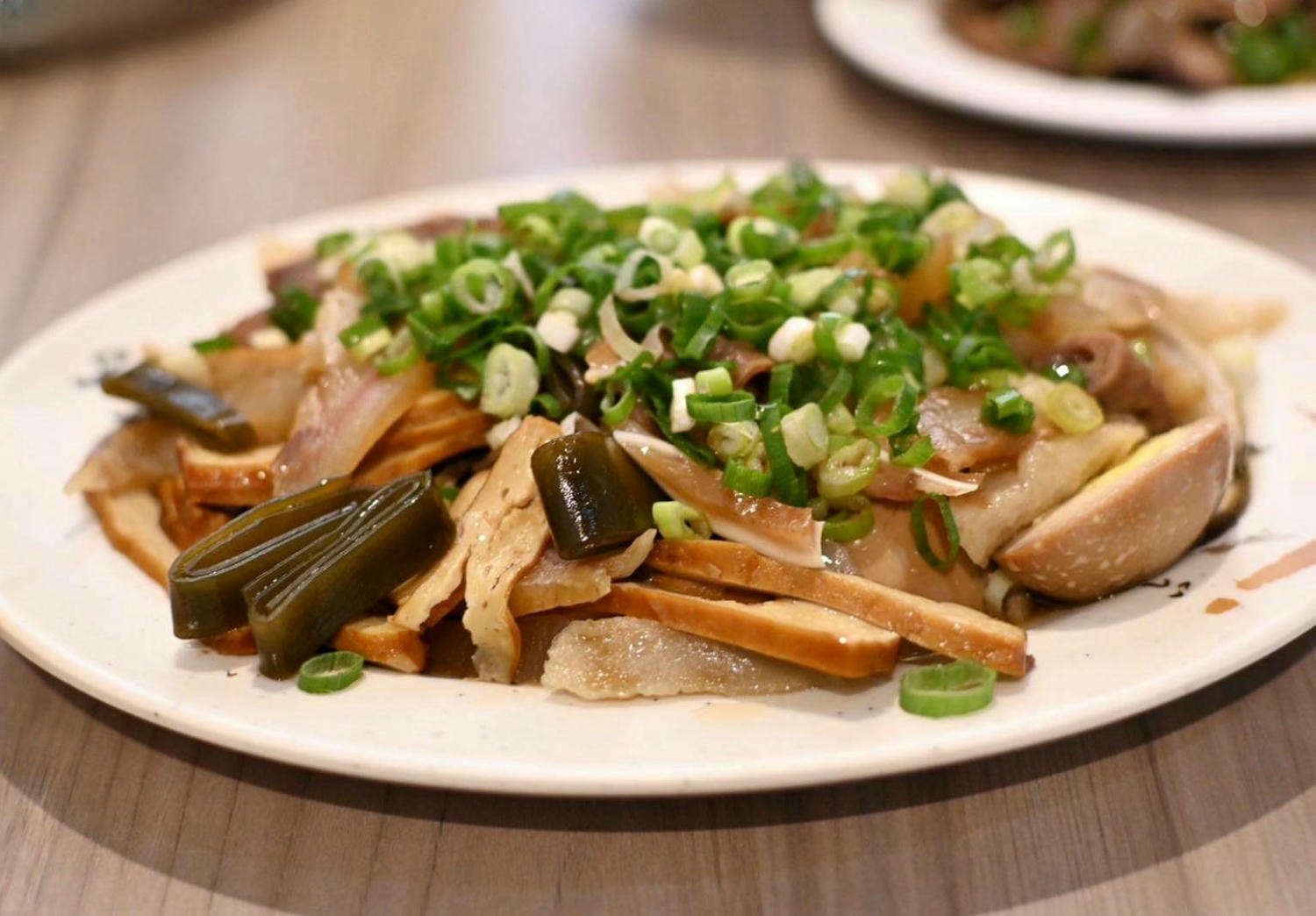 台南美食推薦｜竹滬麵店（小東路無名麵店）｜經典麻醬麵與滷味，高CP值平價料理、湯品麵食與滷味組合之美食饗宴！