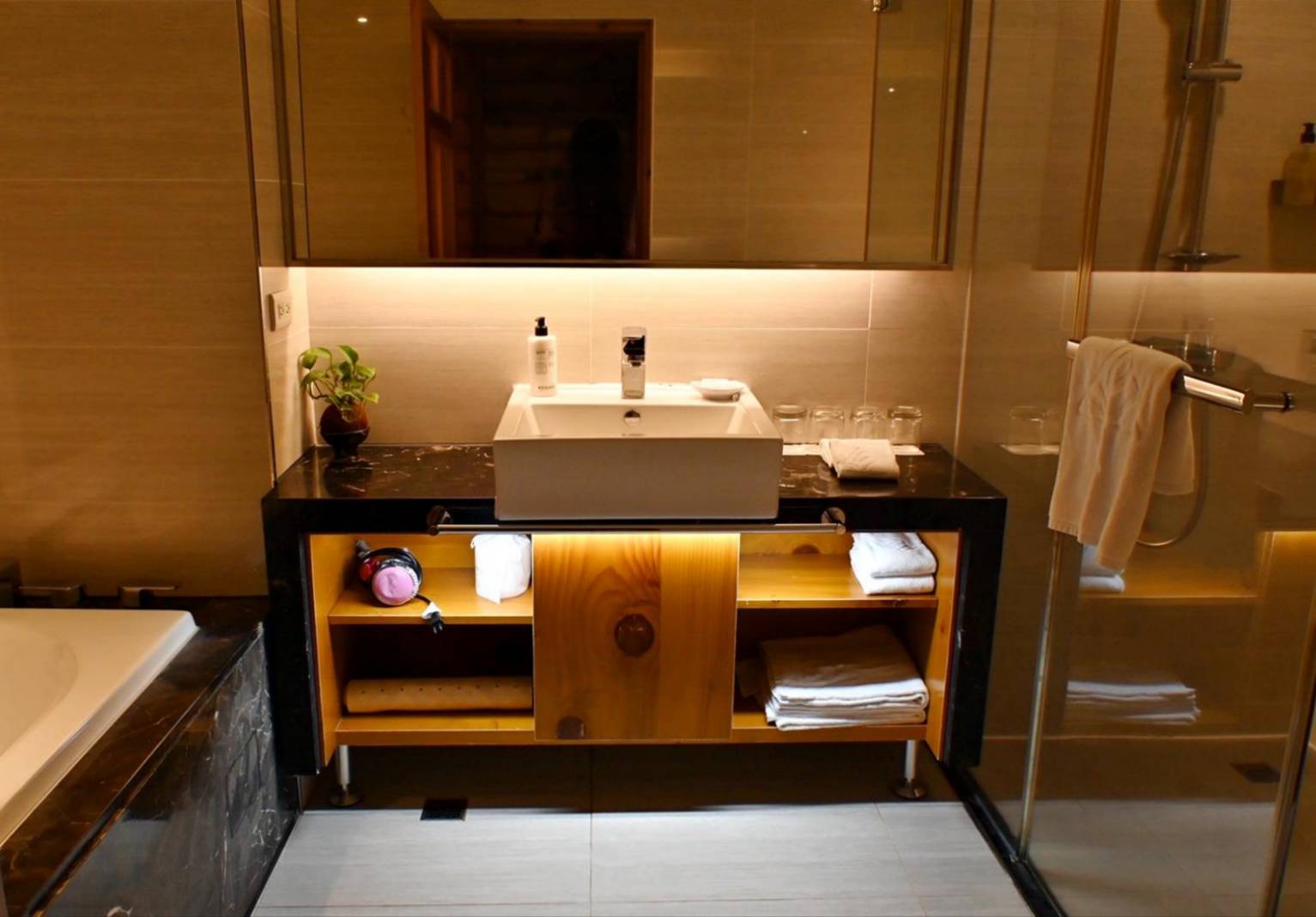 南投縣魚池鄉日月潭住宿推薦｜力麗儷山林會館日月潭館｜一覽日月潭絕美湖景，媲美星級料理與魚藻餐廳特色美食之儷山林會館日月潭館開箱分享！