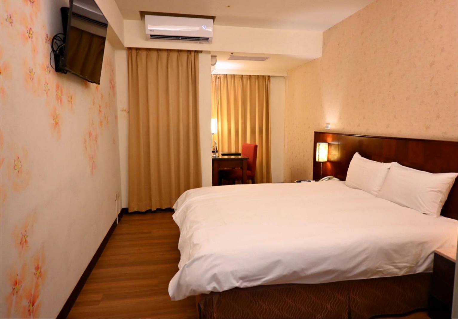 台中市西屯區住宿推薦｜文華道會館In One City Inn｜免費停車設施多元附舒緩泡腳池，步行即達逢甲夜市，吃喝玩樂、生活機能便利的文華道會館入住心得分享！