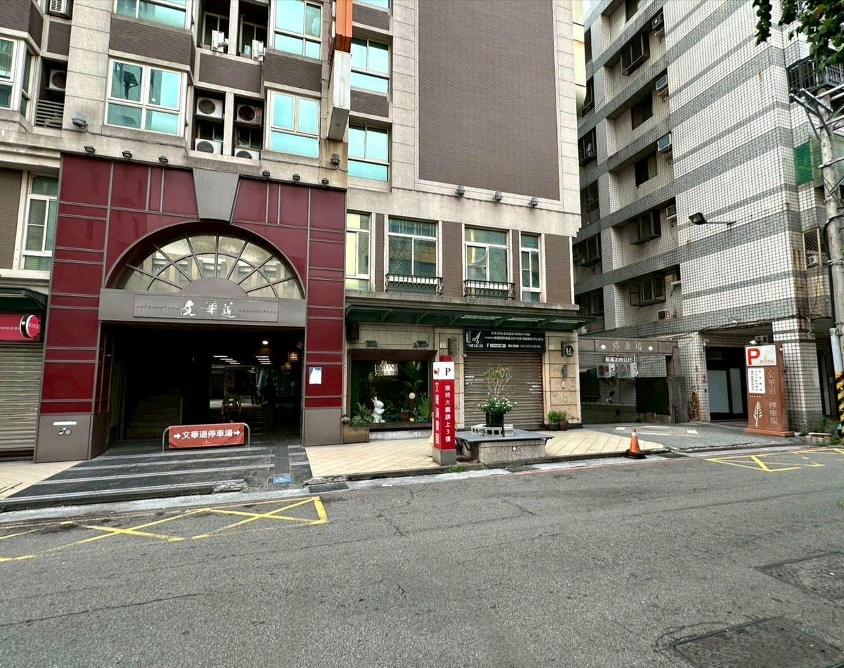 台中市西屯區住宿推薦｜文華道會館In One City Inn｜免費停車設施多元附舒緩泡腳池，步行即達逢甲夜市，吃喝玩樂、生活機能便利的文華道會館入住心得分享！