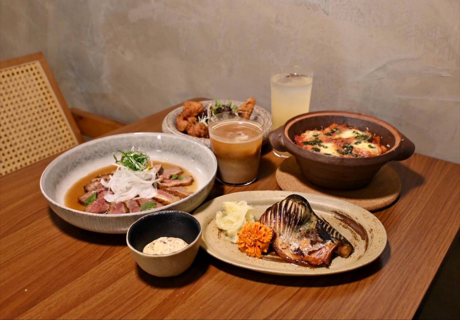 台中異國料理推薦｜台中市西區居無定所餐廳｜主廚匠心手作海鮮、唐揚雞、鴨胸、釜飯、特調飲品，創意美食饗宴，讓人一吃成主顧！