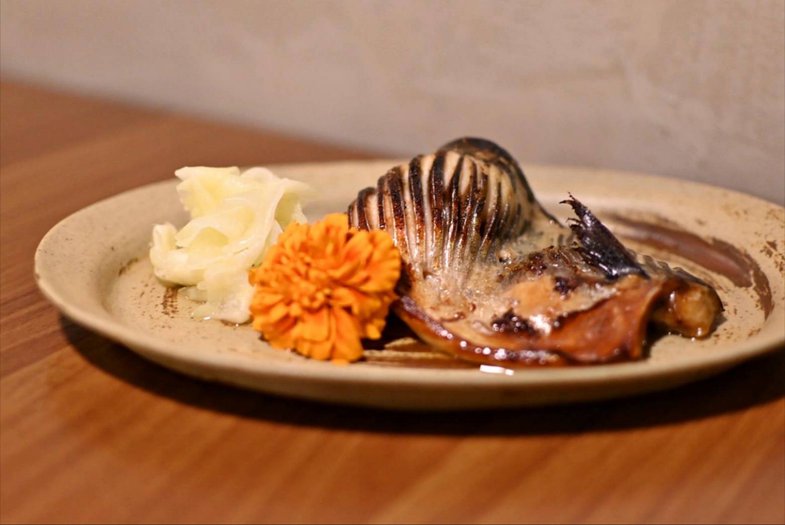 台中異國料理推薦｜台中市西區居無定所餐廳｜主廚匠心手作海鮮、唐揚雞、鴨胸、釜飯、特調飲品，創意美食饗宴，讓人一吃成主顧！