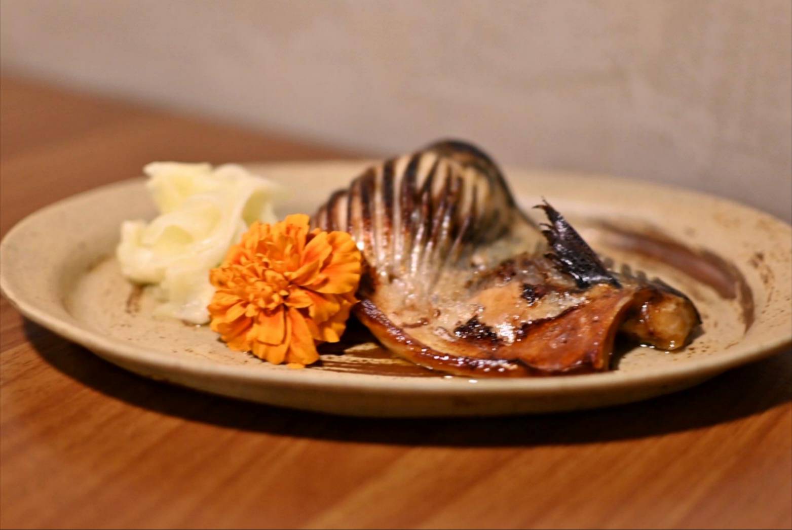 台中異國料理推薦｜台中市西區居無定所餐廳｜主廚匠心手作海鮮、唐揚雞、鴨胸、釜飯、特調飲品，創意美食饗宴，讓人一吃成主顧！