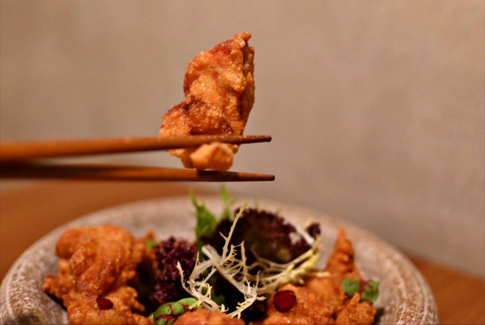 台中異國料理推薦｜台中市西區居無定所餐廳｜主廚匠心手作海鮮、唐揚雞、鴨胸、釜飯、特調飲品，創意美食饗宴，讓人一吃成主顧！