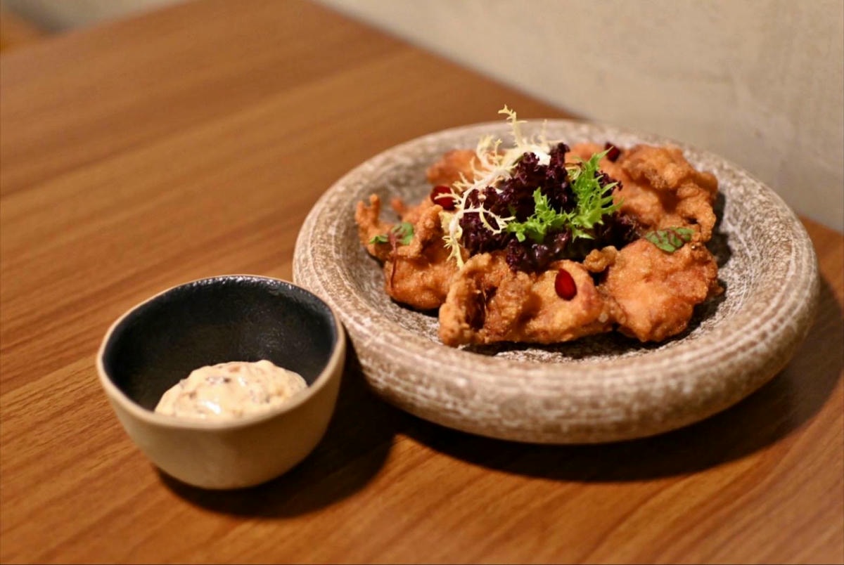 台中異國料理推薦｜台中市西區居無定所餐廳｜主廚匠心手作海鮮、唐揚雞、鴨胸、釜飯、特調飲品，創意美食饗宴，讓人一吃成主顧！