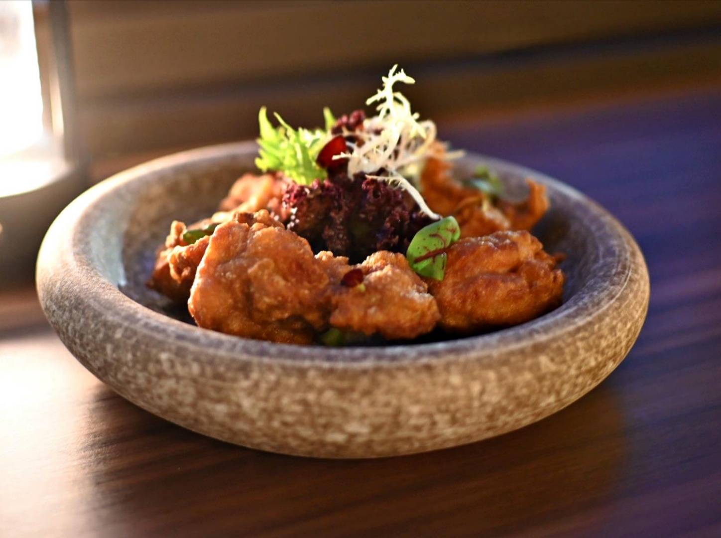 台中異國料理推薦｜台中市西區居無定所餐廳｜主廚匠心手作海鮮、唐揚雞、鴨胸、釜飯、特調飲品，創意美食饗宴，讓人一吃成主顧！