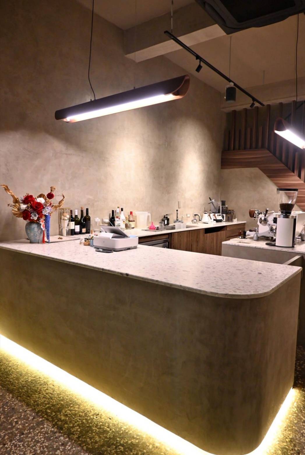 台中異國料理推薦｜台中市西區居無定所餐廳｜主廚匠心手作海鮮、唐揚雞、鴨胸、釜飯、特調飲品，創意美食饗宴，讓人一吃成主顧！