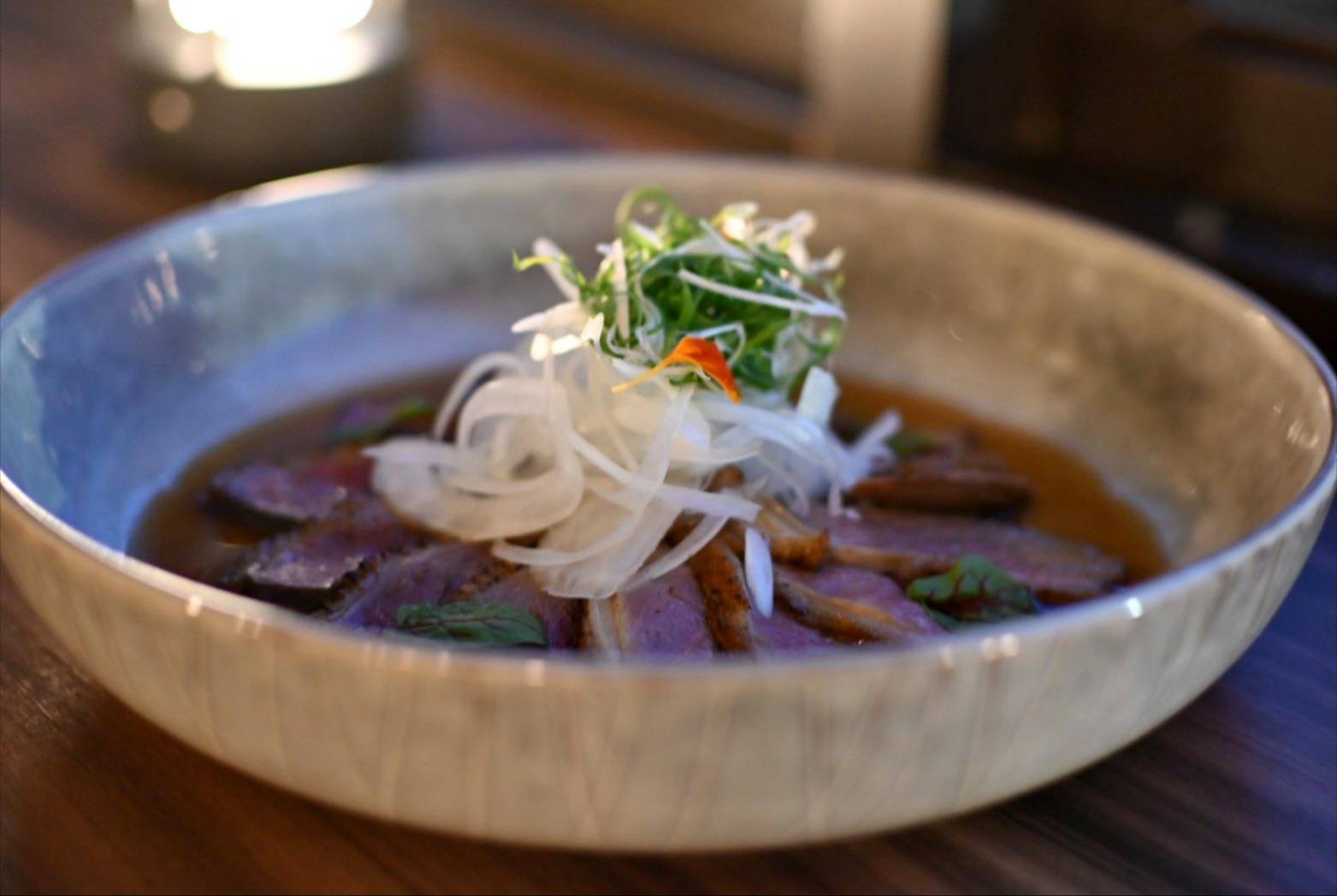 台中異國料理推薦｜台中市西區居無定所餐廳｜主廚匠心手作海鮮、唐揚雞、鴨胸、釜飯、特調飲品，創意美食饗宴，讓人一吃成主顧！