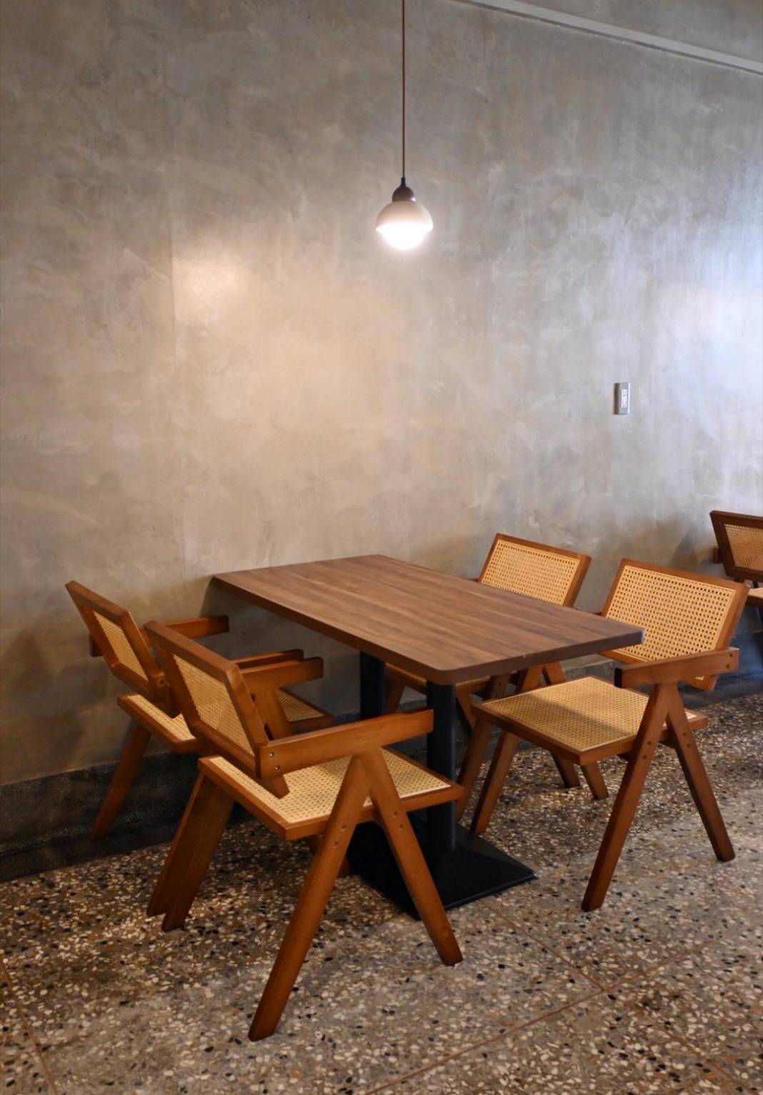 台中異國料理推薦｜台中市西區居無定所餐廳｜主廚匠心手作海鮮、唐揚雞、鴨胸、釜飯、特調飲品，創意美食饗宴，讓人一吃成主顧！