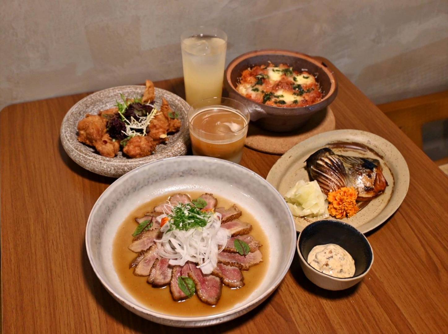 台中異國料理推薦｜台中市西區居無定所餐廳｜主廚匠心手作海鮮、唐揚雞、鴨胸、釜飯、特調飲品，創意美食饗宴，讓人一吃成主顧！