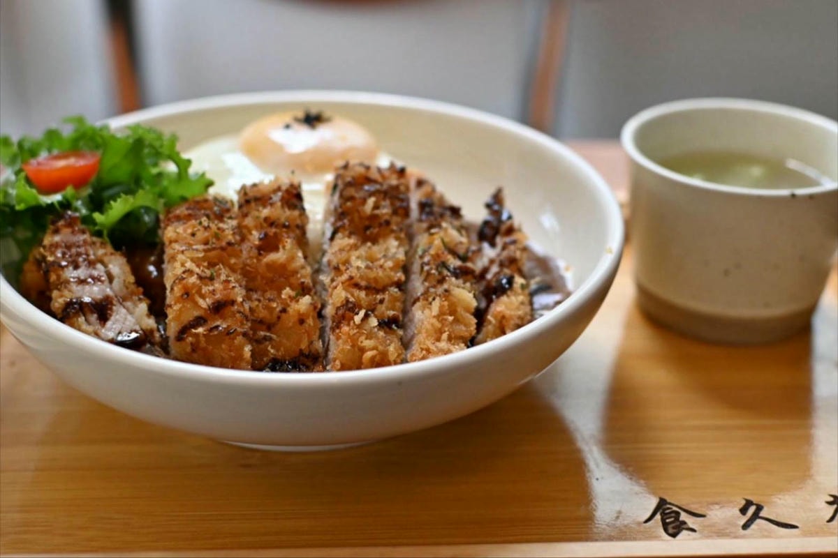 台中義式料理推薦｜台中市大里區食久。茶事｜溫馨綠意貨櫃屋餐廳，義大利麵、甜點、特調飲品通通有，一吃成癮、流連忘返的創意料理！