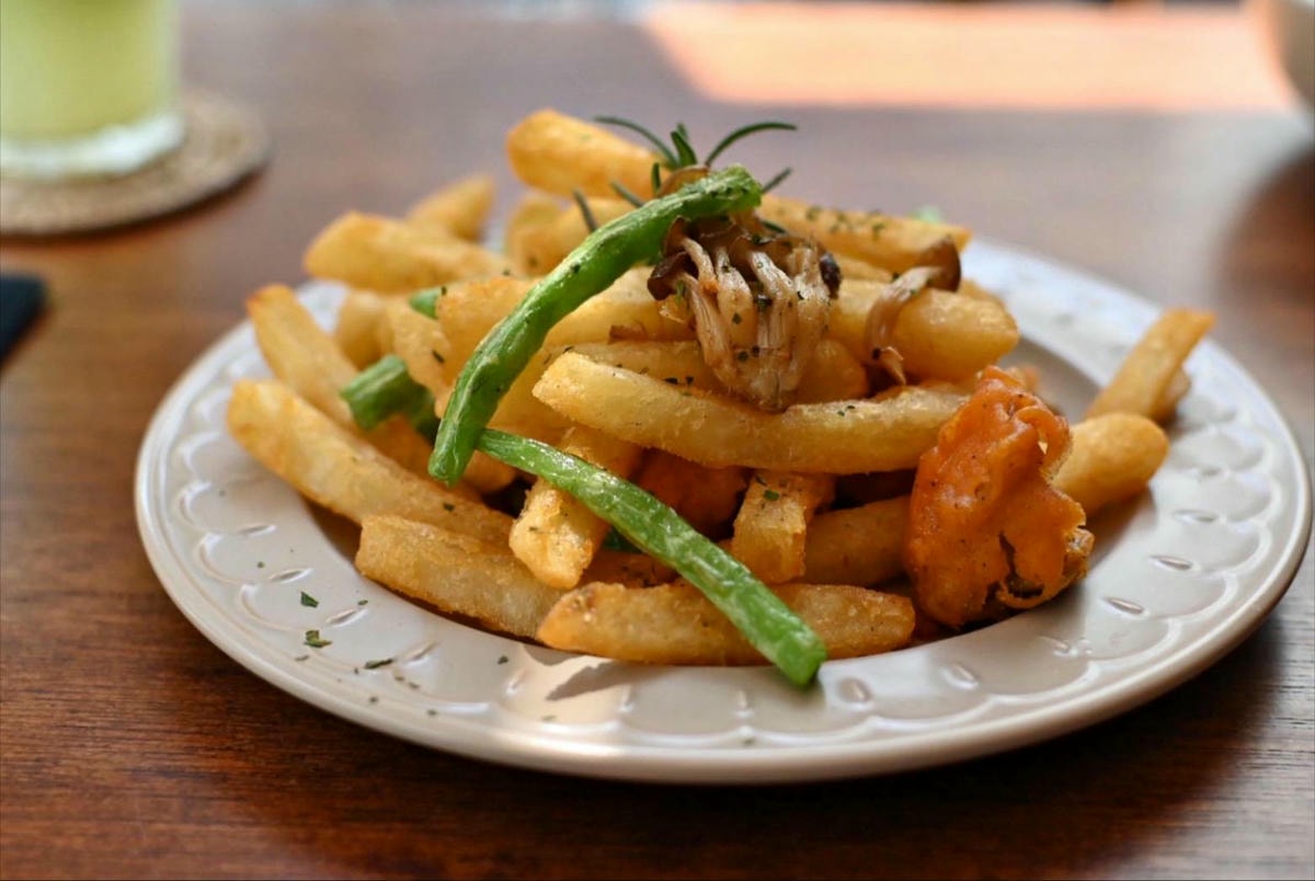 台中義式料理推薦｜台中市大里區食久。茶事｜溫馨綠意貨櫃屋餐廳，義大利麵、甜點、特調飲品通通有，一吃成癮、流連忘返的創意料理！