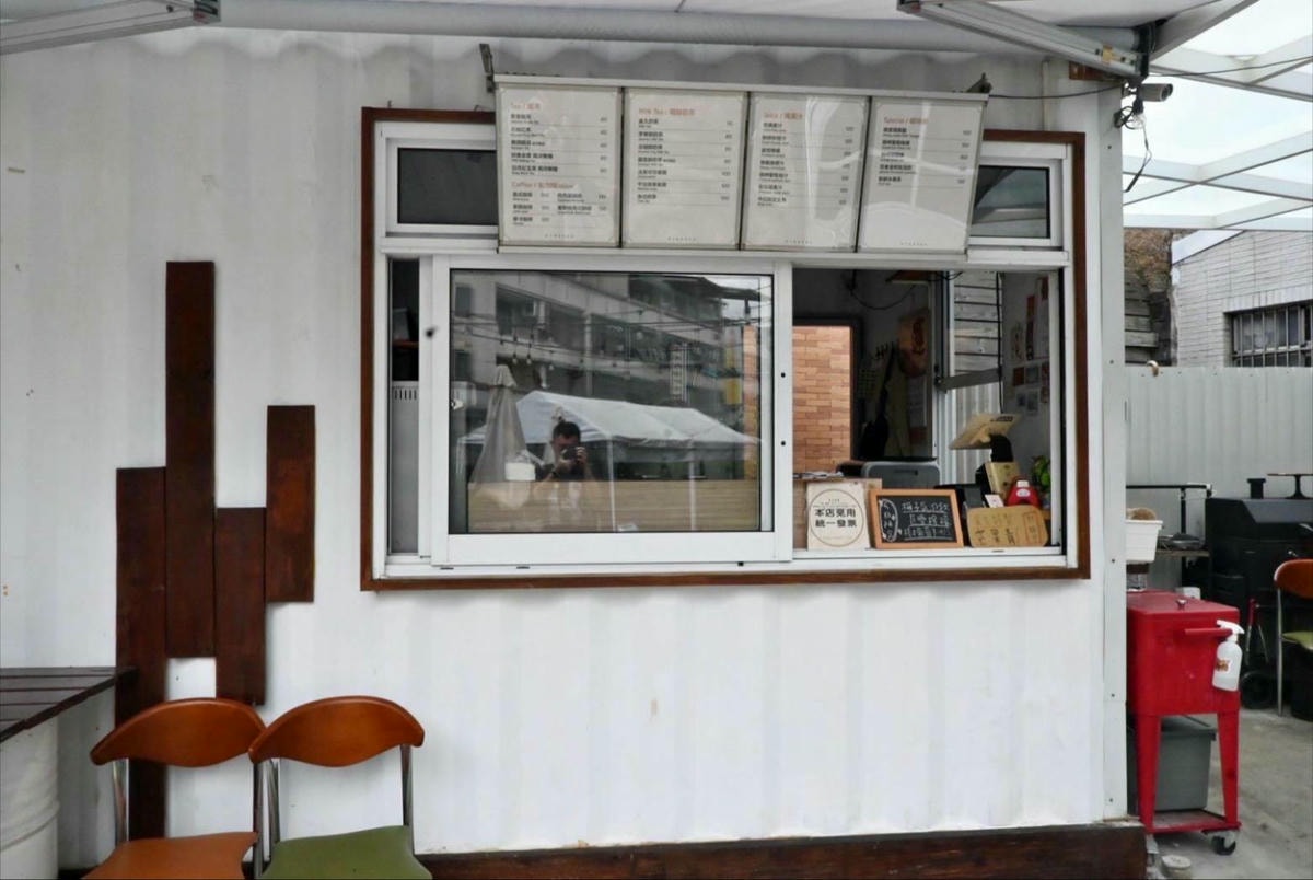 台中義式料理推薦｜台中市大里區食久。茶事｜溫馨綠意貨櫃屋餐廳，義大利麵、甜點、特調飲品通通有，一吃成癮、流連忘返的創意料理！