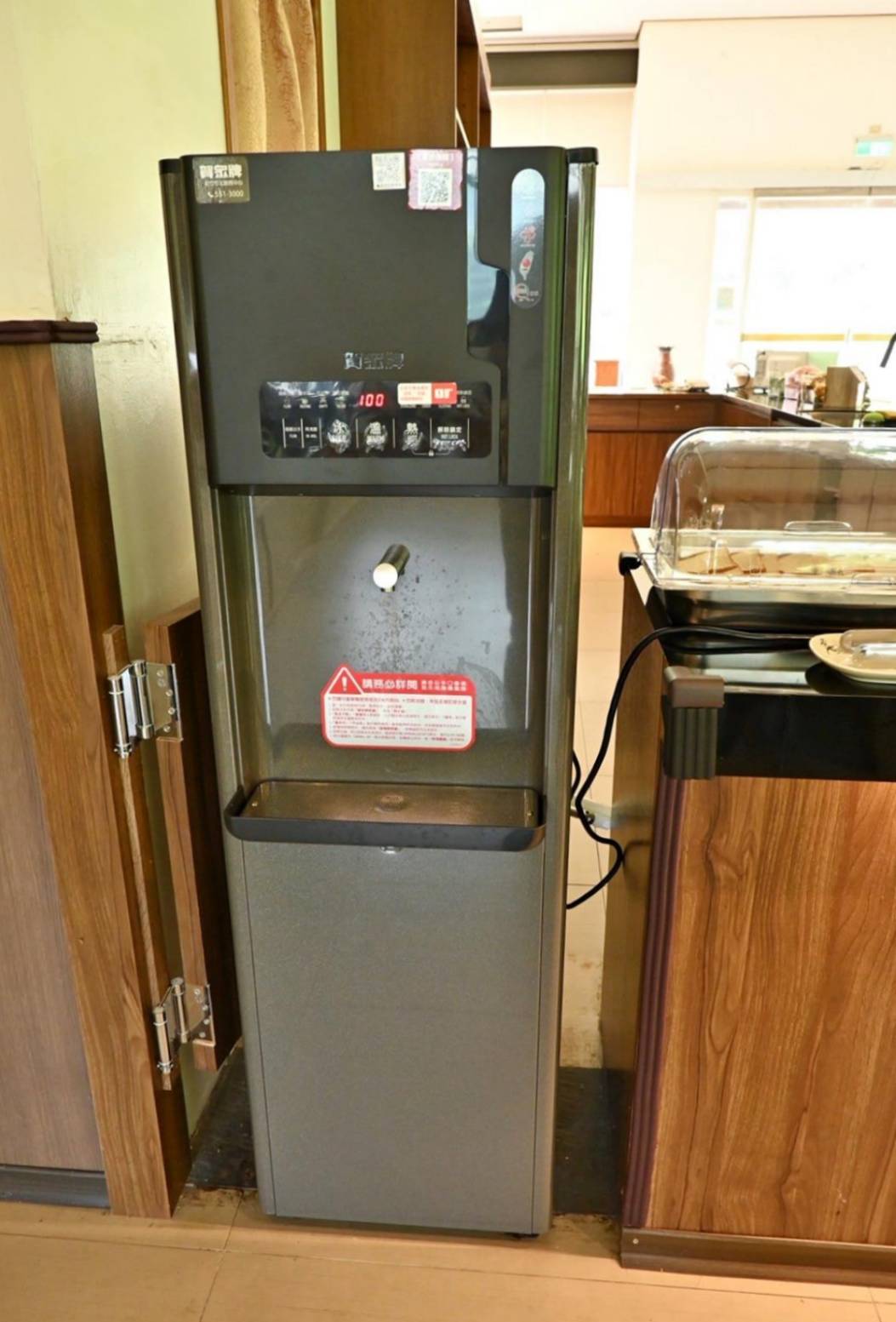 新竹縣尖石鄉溫泉會館推薦｜新月塢溫泉會館｜夜湯含早餐點心吧、可愛動物餵食體驗、附停車位，林木環繞泡湯放鬆，夜湯房型一次滿足！