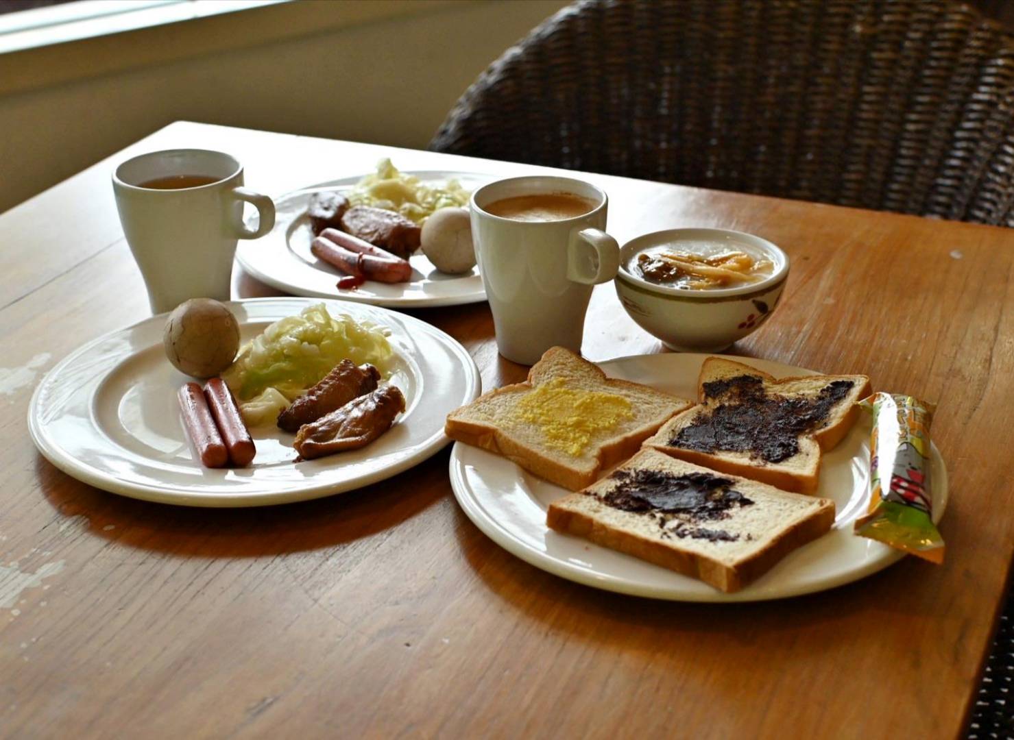 新竹縣尖石鄉溫泉會館推薦｜新月塢溫泉會館｜夜湯含早餐點心吧、可愛動物餵食體驗、附停車位，林木環繞泡湯放鬆，夜湯房型一次滿足！