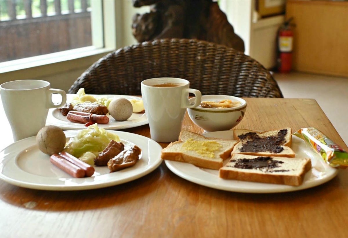 新竹縣尖石鄉溫泉會館推薦｜新月塢溫泉會館｜夜湯含早餐點心吧、可愛動物餵食體驗、附停車位，林木環繞泡湯放鬆，夜湯房型一次滿足！