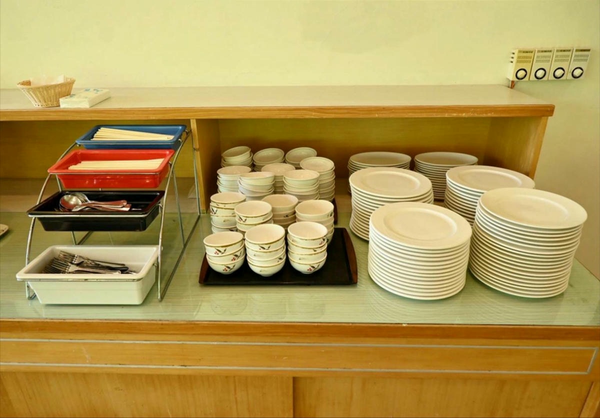 新竹縣尖石鄉溫泉會館推薦｜新月塢溫泉會館｜夜湯含早餐點心吧、可愛動物餵食體驗、附停車位，林木環繞泡湯放鬆，夜湯房型一次滿足！