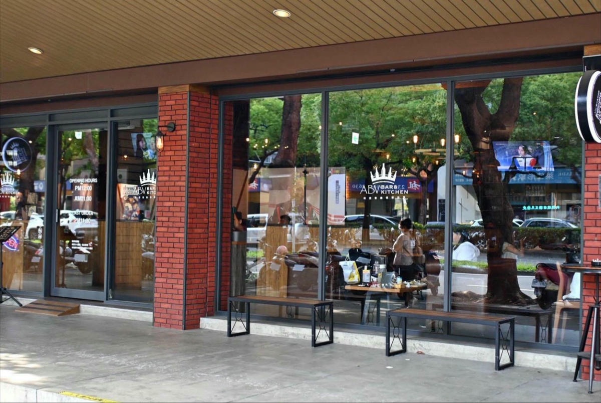 台中餐酒館推薦｜台中市西區ABV Bar & Kitchen地中海餐酒館台中概念店｜全台唯一700款啤酒長廊，主打地中海料理，創意歐陸美味饗宴，一吃就愛上！