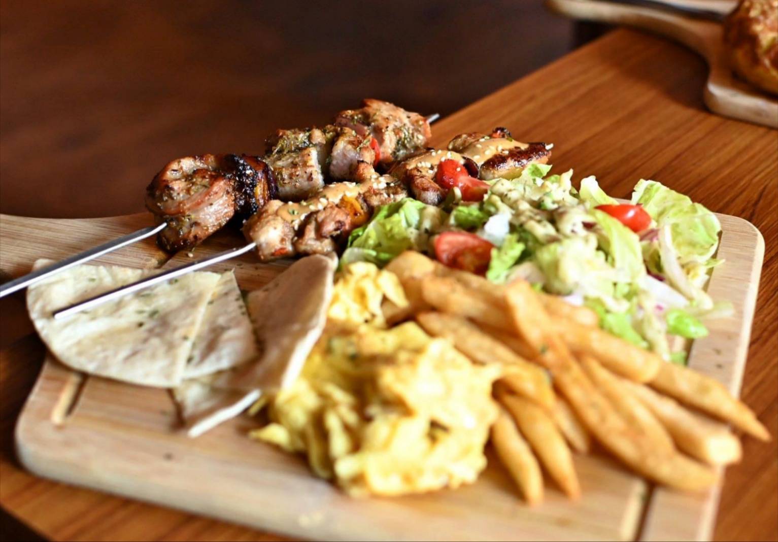 台中餐酒館推薦｜台中市西區ABV Bar & Kitchen地中海餐酒館台中概念店｜全台唯一700款啤酒長廊，主打地中海料理，創意歐陸美味饗宴，一吃就愛上！