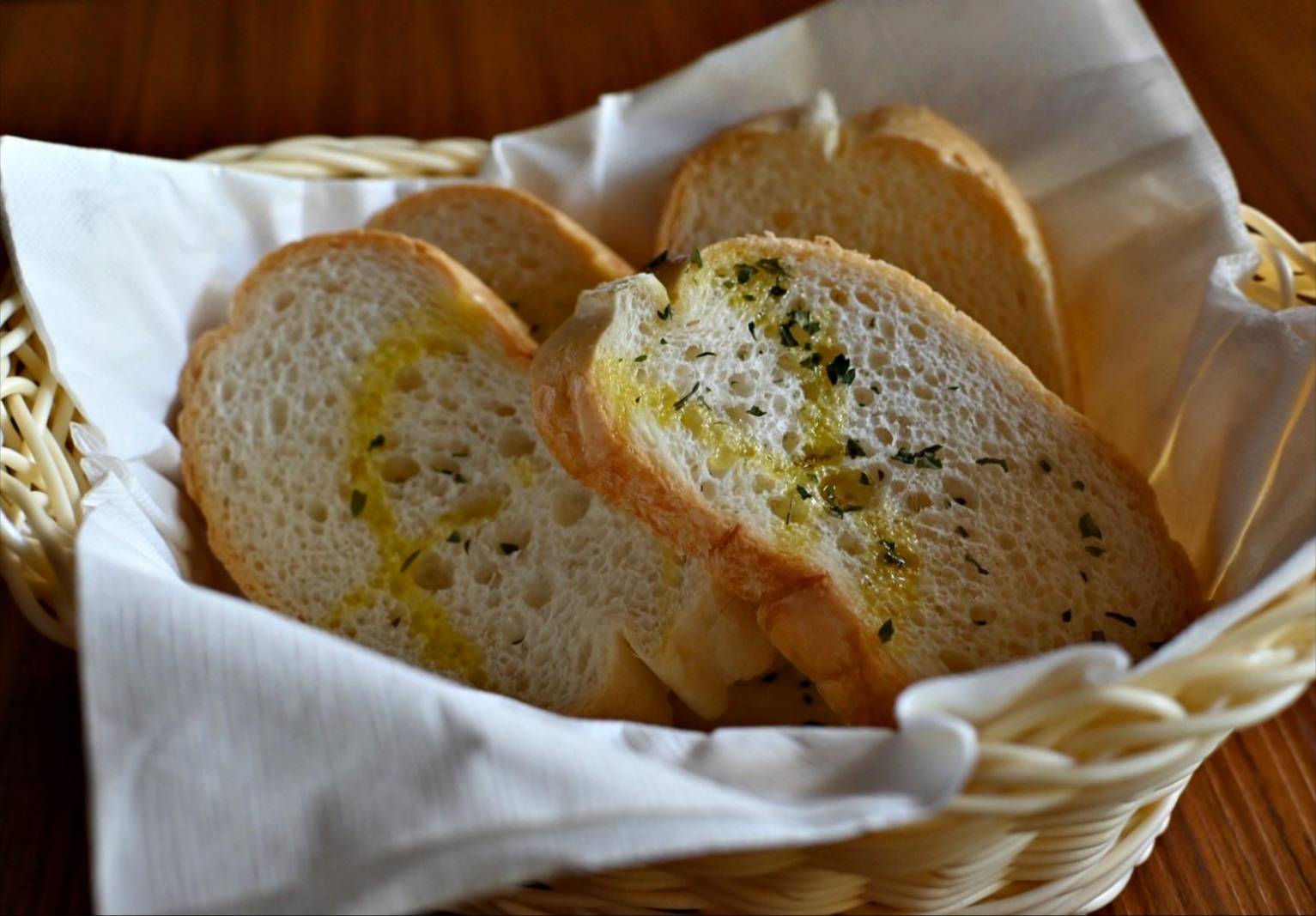 台中餐酒館推薦｜台中市西區ABV Bar & Kitchen地中海餐酒館台中概念店｜全台唯一700款啤酒長廊，主打地中海料理，創意歐陸美味饗宴，一吃就愛上！