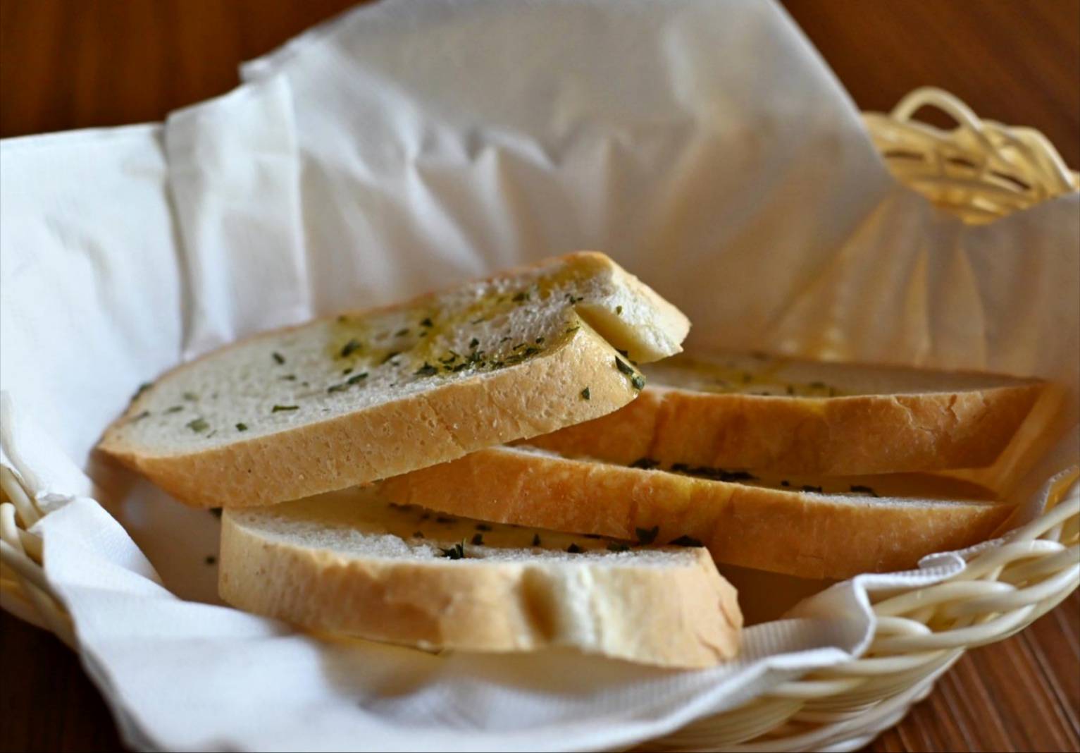 台中餐酒館推薦｜台中市西區ABV Bar & Kitchen地中海餐酒館台中概念店｜全台唯一700款啤酒長廊，主打地中海料理，創意歐陸美味饗宴，一吃就愛上！