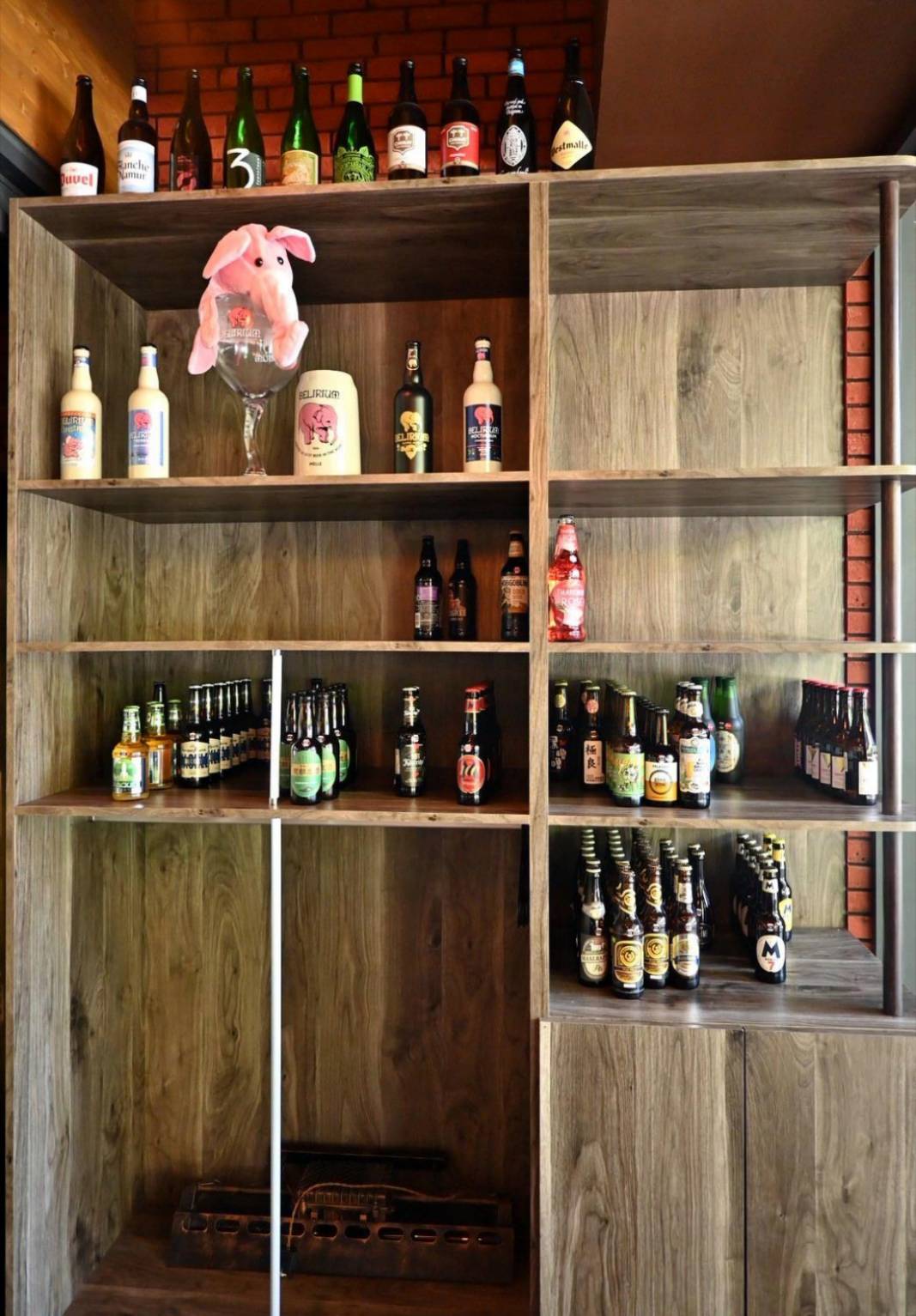 台中餐酒館推薦｜台中市西區ABV Bar & Kitchen地中海餐酒館台中概念店｜全台唯一700款啤酒長廊，主打地中海料理，創意歐陸美味饗宴，一吃就愛上！