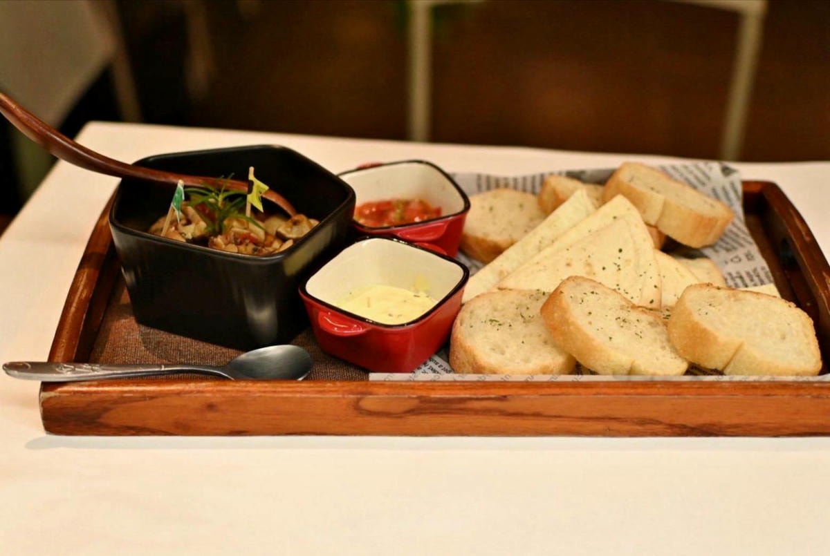 台中異國料理推薦｜台中市北屯區綠萼159 地中海南法料理｜全台唯一兔奴俱樂部，寵物友善餐廳，主打地中海南法料理，創意味蕾饗宴一吃就上癮！