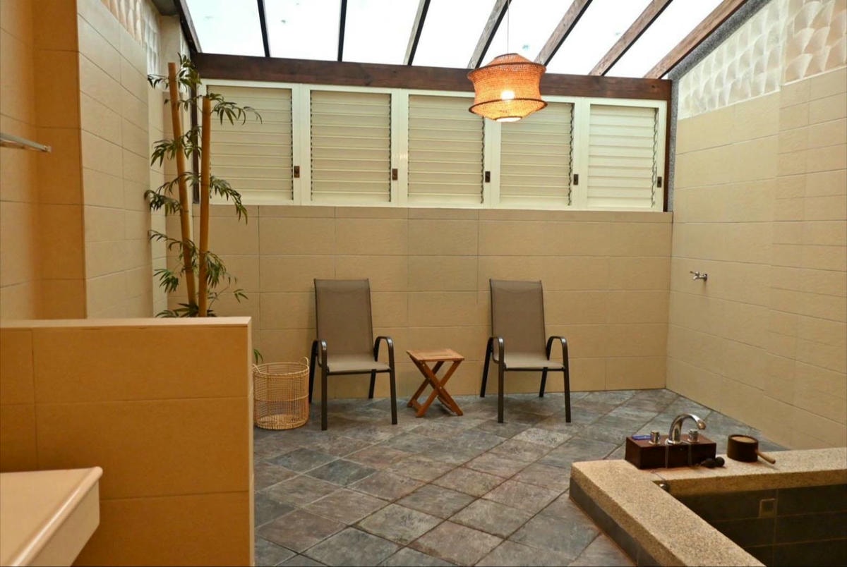 新竹縣尖石鄉溫泉會館推薦｜新月塢溫泉會館｜夜湯含早餐點心吧、可愛動物餵食體驗、附停車位，林木環繞泡湯放鬆，夜湯房型一次滿足！