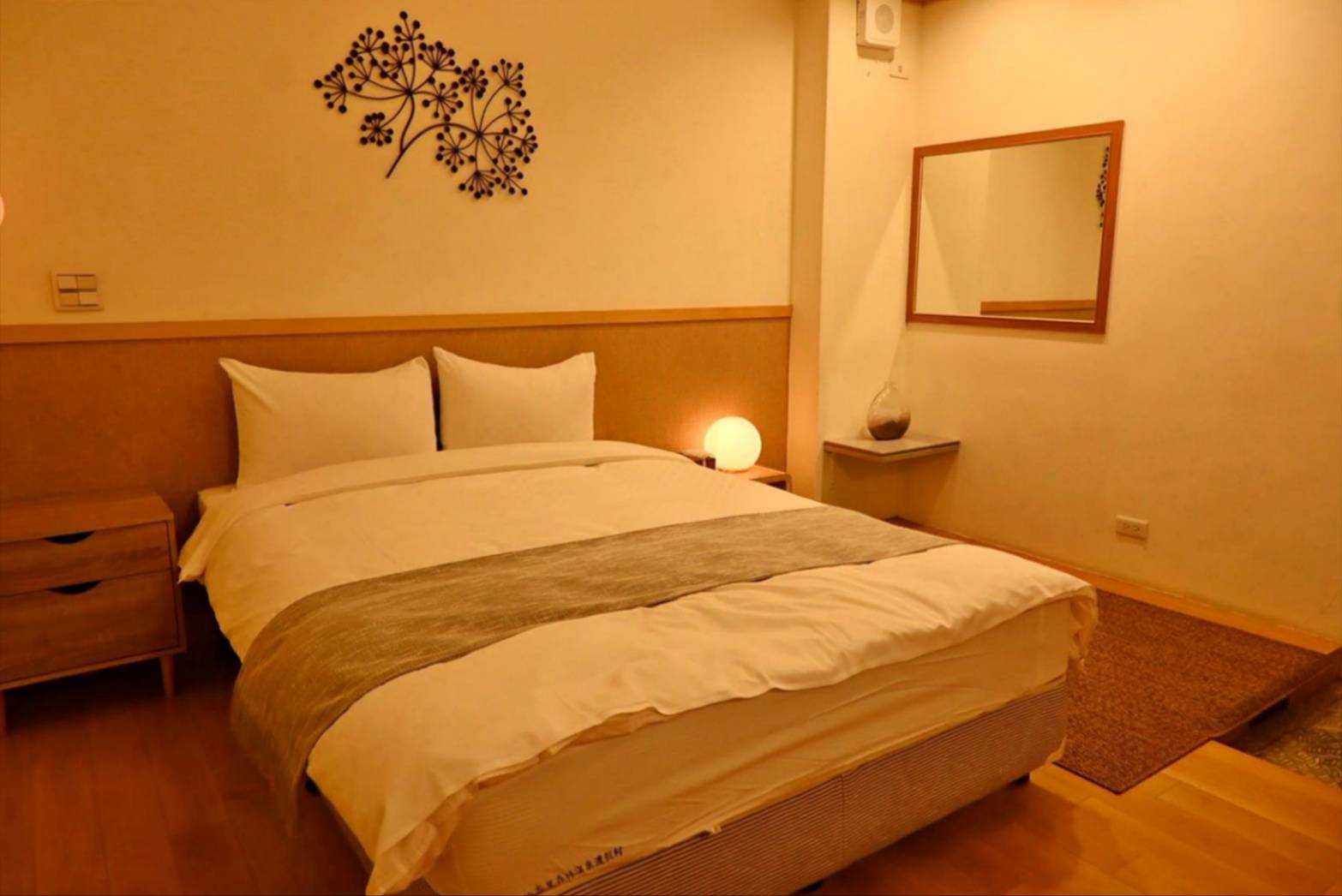 新竹縣尖石鄉溫泉會館推薦｜新月塢溫泉會館｜夜湯含早餐點心吧、可愛動物餵食體驗、附停車位，林木環繞泡湯放鬆，夜湯房型一次滿足！