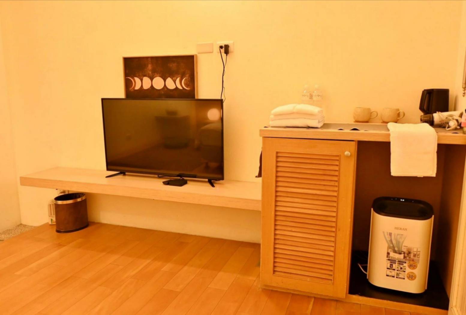 新竹縣尖石鄉溫泉會館推薦｜新月塢溫泉會館｜夜湯含早餐點心吧、可愛動物餵食體驗、附停車位，林木環繞泡湯放鬆，夜湯房型一次滿足！