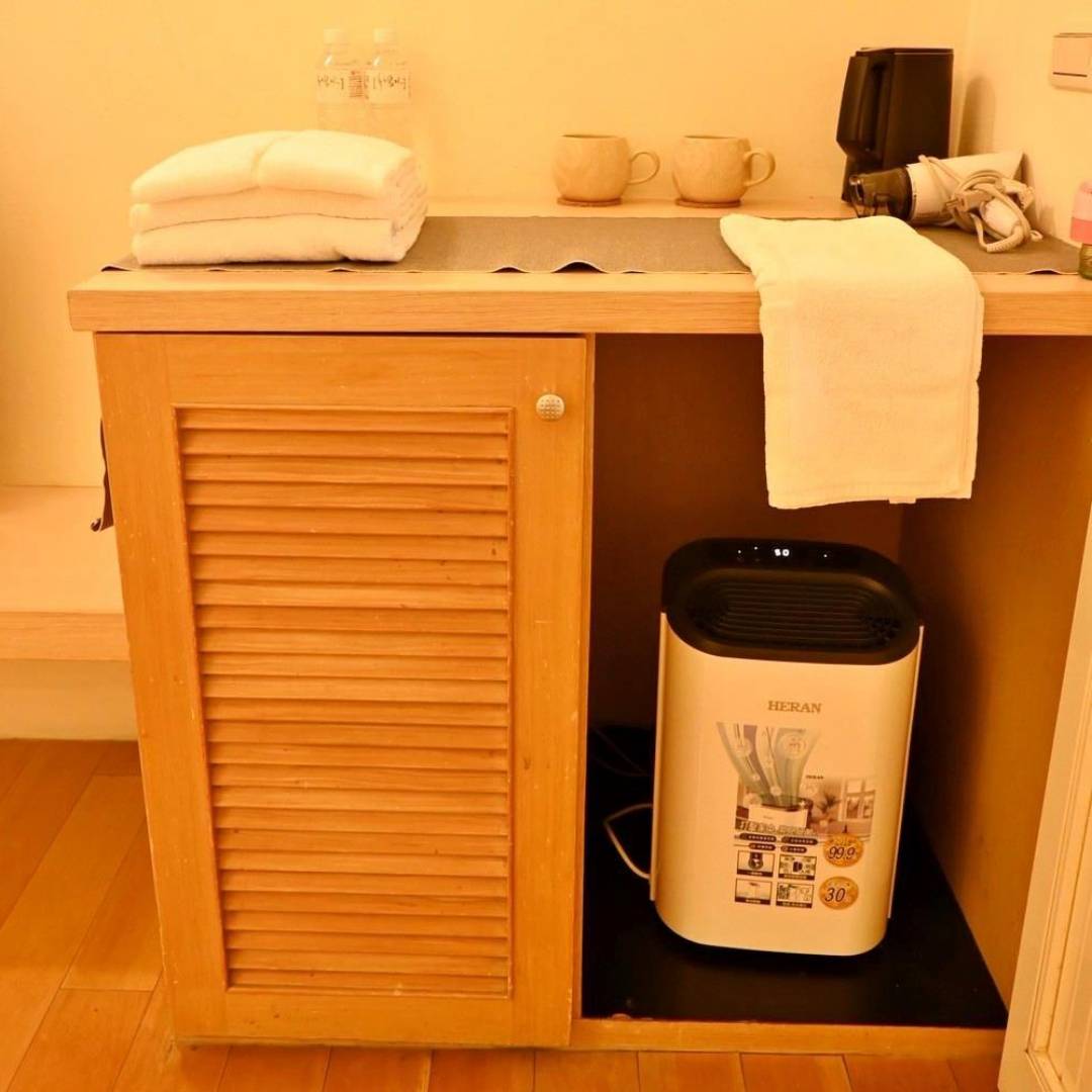 新竹縣尖石鄉溫泉會館推薦｜新月塢溫泉會館｜夜湯含早餐點心吧、可愛動物餵食體驗、附停車位，林木環繞泡湯放鬆，夜湯房型一次滿足！