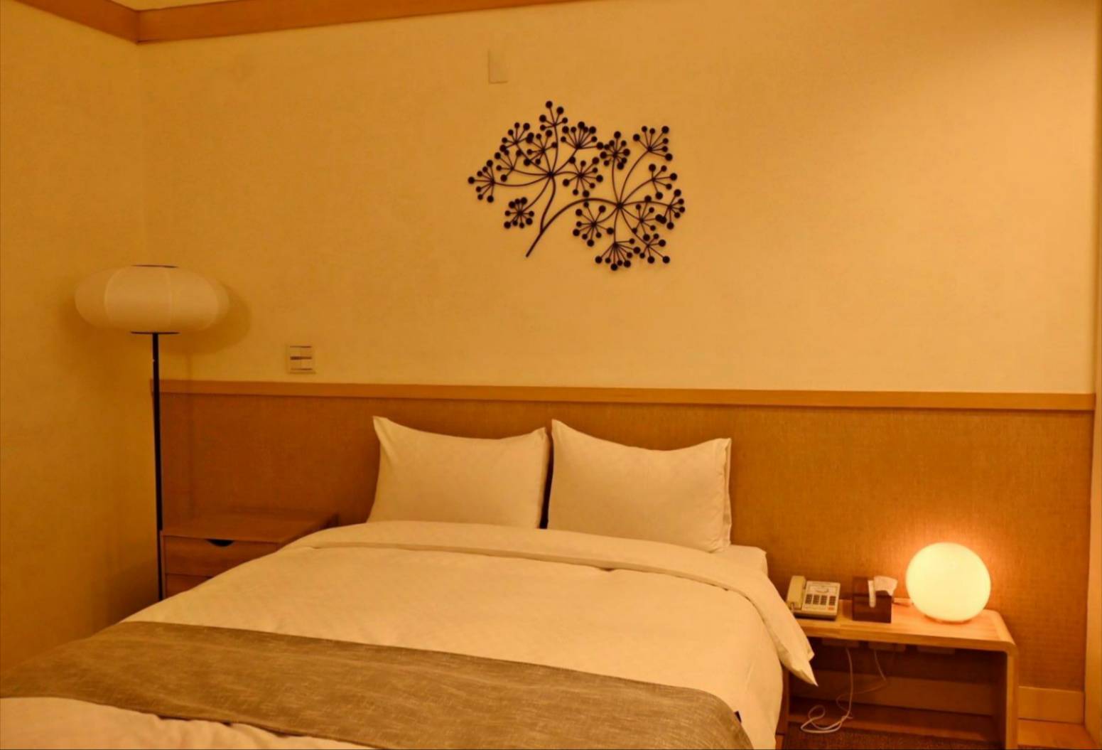 新竹縣尖石鄉溫泉會館推薦｜新月塢溫泉會館｜夜湯含早餐點心吧、可愛動物餵食體驗、附停車位，林木環繞泡湯放鬆，夜湯房型一次滿足！