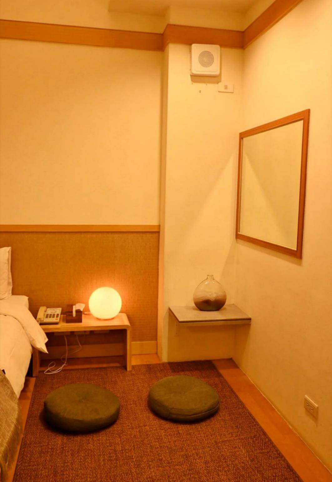 新竹縣尖石鄉溫泉會館推薦｜新月塢溫泉會館｜夜湯含早餐點心吧、可愛動物餵食體驗、附停車位，林木環繞泡湯放鬆，夜湯房型一次滿足！