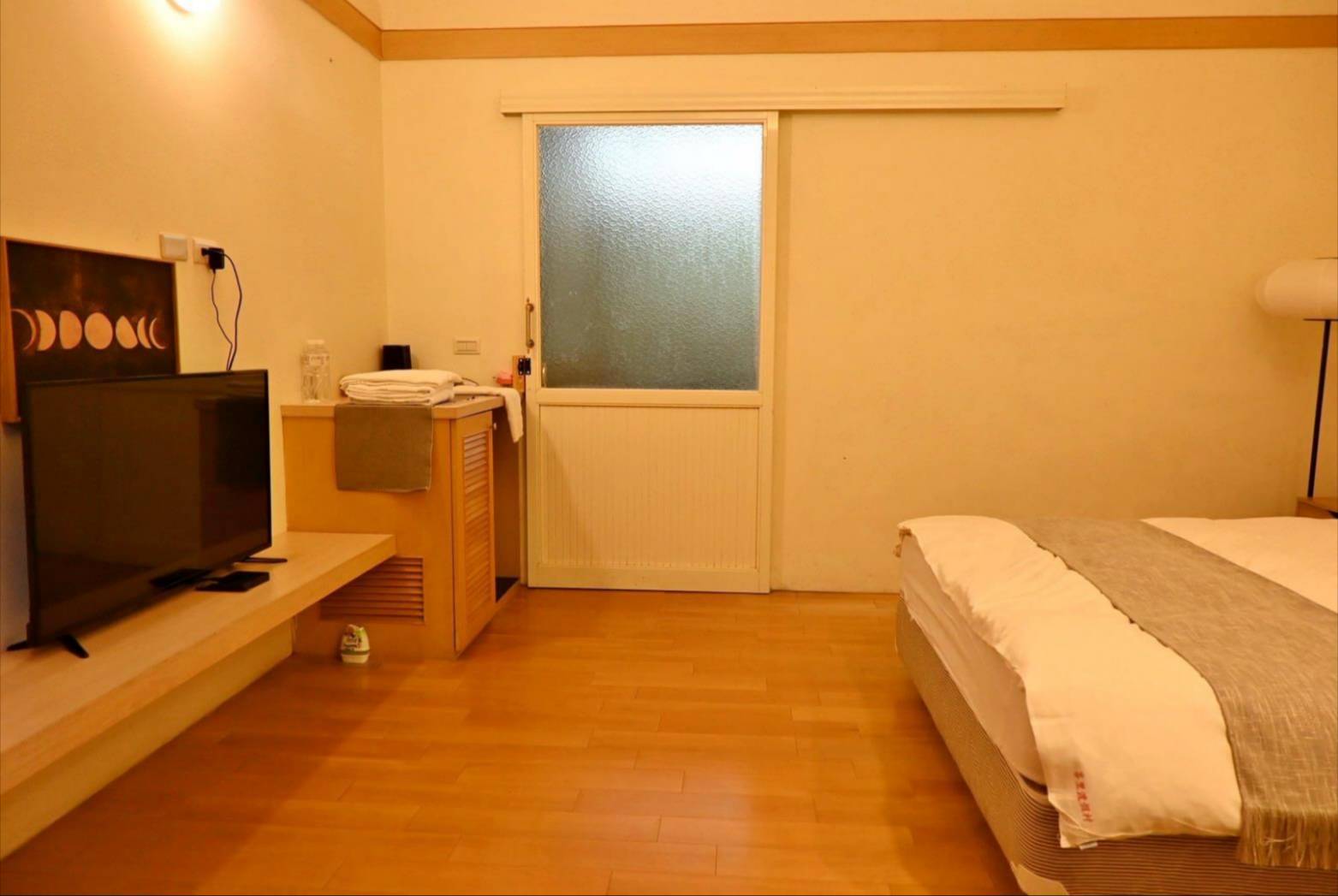 新竹縣尖石鄉溫泉會館推薦｜新月塢溫泉會館｜夜湯含早餐點心吧、可愛動物餵食體驗、附停車位，林木環繞泡湯放鬆，夜湯房型一次滿足！