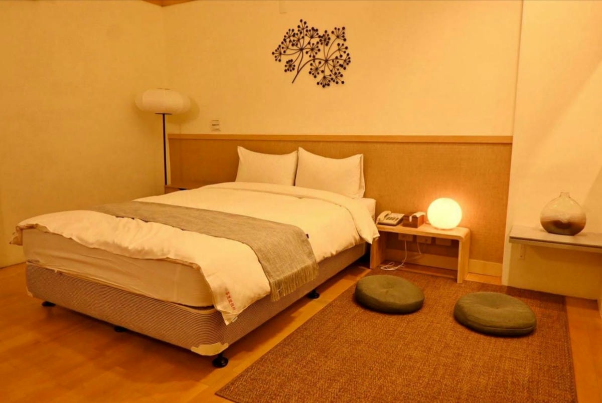 新竹縣尖石鄉溫泉會館推薦｜新月塢溫泉會館｜夜湯含早餐點心吧、可愛動物餵食體驗、附停車位，林木環繞泡湯放鬆，夜湯房型一次滿足！