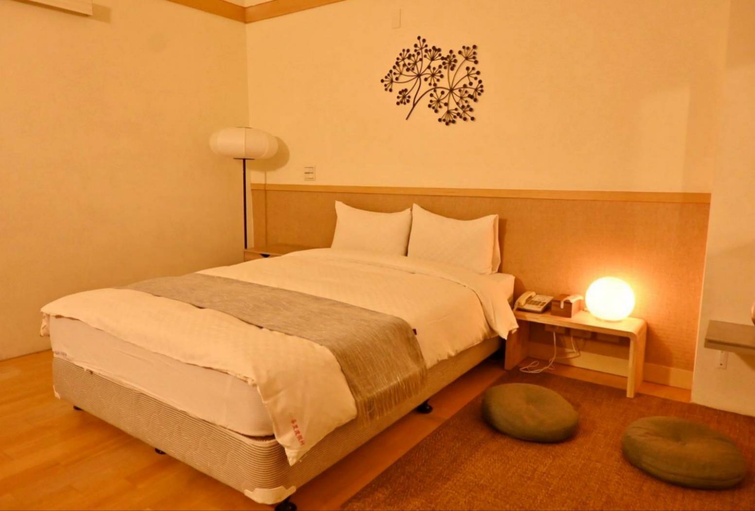 新竹縣尖石鄉溫泉會館推薦｜新月塢溫泉會館｜夜湯含早餐點心吧、可愛動物餵食體驗、附停車位，林木環繞泡湯放鬆，夜湯房型一次滿足！