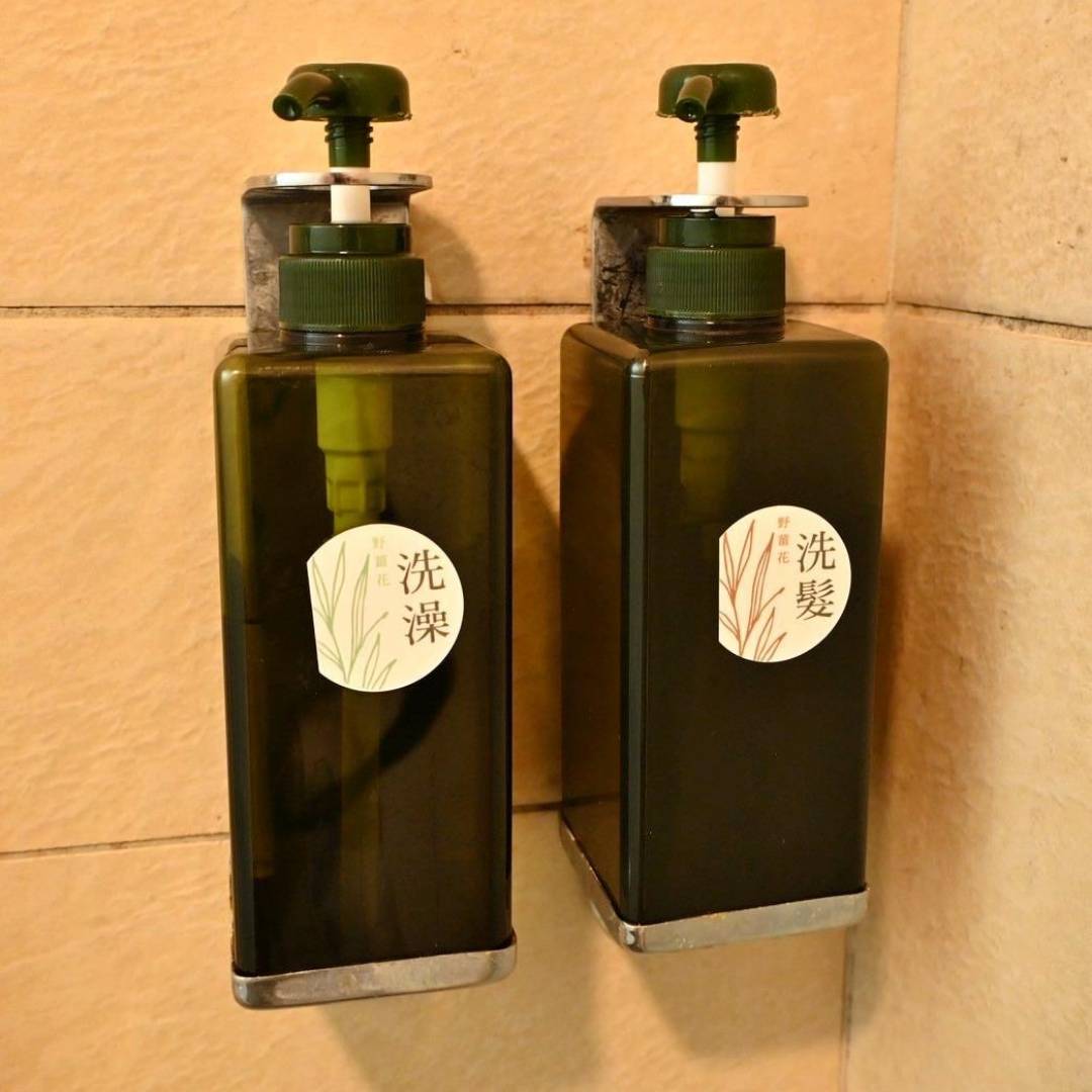 新竹縣尖石鄉溫泉會館推薦｜新月塢溫泉會館｜夜湯含早餐點心吧、可愛動物餵食體驗、附停車位，林木環繞泡湯放鬆，夜湯房型一次滿足！