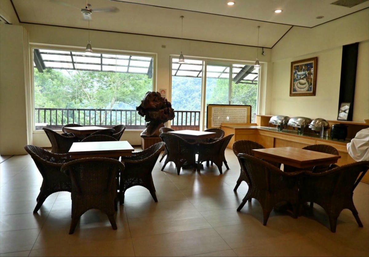 新竹縣尖石鄉溫泉會館推薦｜新月塢溫泉會館｜夜湯含早餐點心吧、可愛動物餵食體驗、附停車位，林木環繞泡湯放鬆，夜湯房型一次滿足！