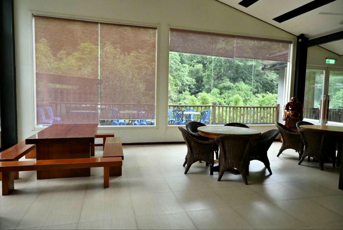 新竹縣尖石鄉溫泉會館推薦｜新月塢溫泉會館｜夜湯含早餐點心吧、可愛動物餵食體驗、附停車位，林木環繞泡湯放鬆，夜湯房型一次滿足！