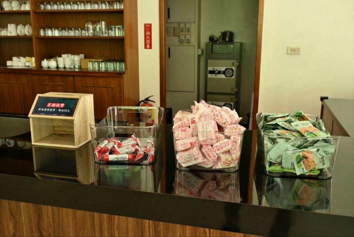 新竹縣尖石鄉溫泉會館推薦｜新月塢溫泉會館｜夜湯含早餐點心吧、可愛動物餵食體驗、附停車位，林木環繞泡湯放鬆，夜湯房型一次滿足！