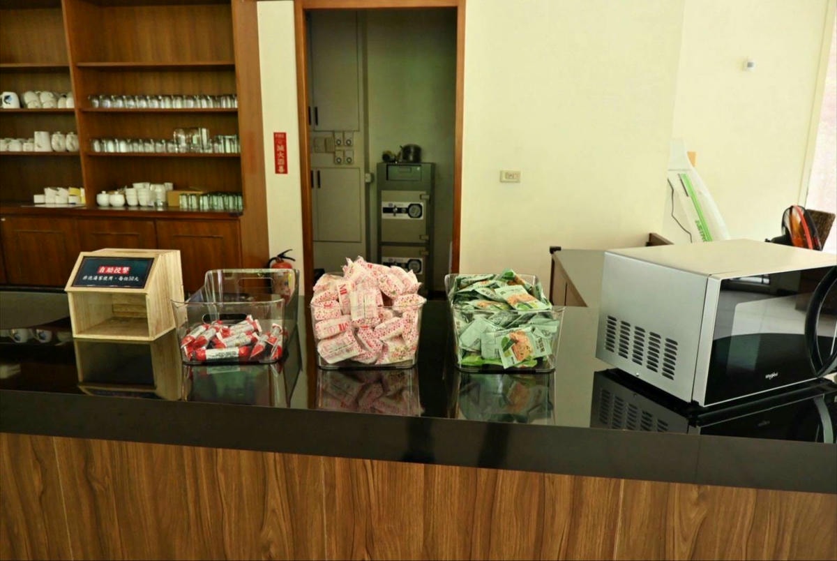 新竹縣尖石鄉溫泉會館推薦｜新月塢溫泉會館｜夜湯含早餐點心吧、可愛動物餵食體驗、附停車位，林木環繞泡湯放鬆，夜湯房型一次滿足！